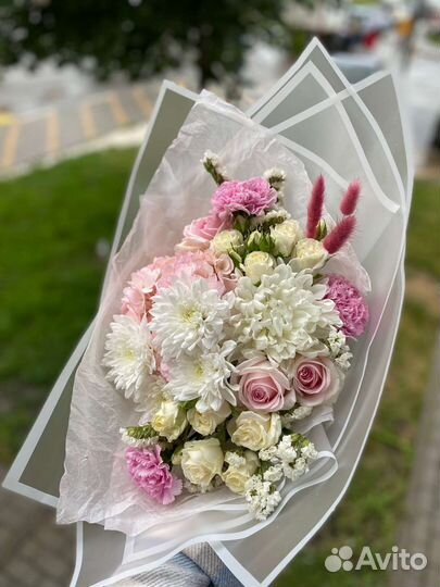 Сборный букет в дизайнерской упаковке