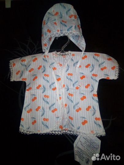 Распашонка и чепчик 