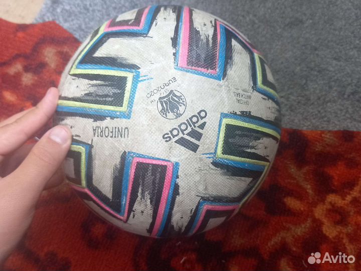 Футбольный мяч adidas uniforia