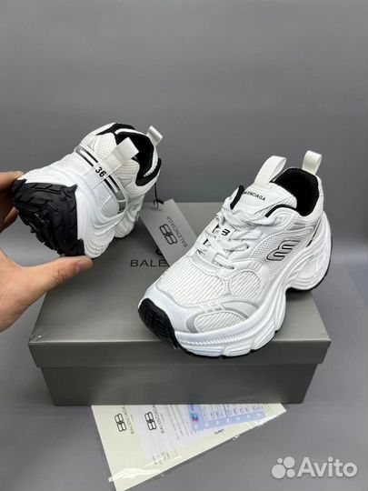 Кроссовки женские