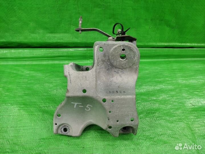 Кронштейн двигателя прав. Volkswagen Touareg