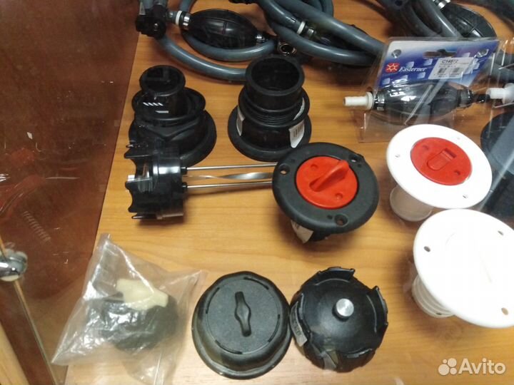 Крышка топливного бака лодочного мотора