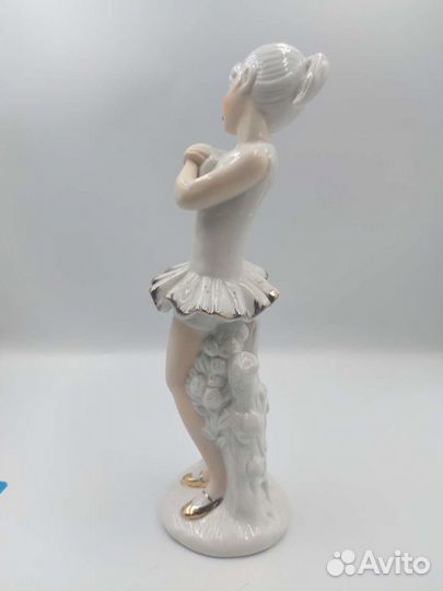 Антикварная фарфоровая статуэтка 
