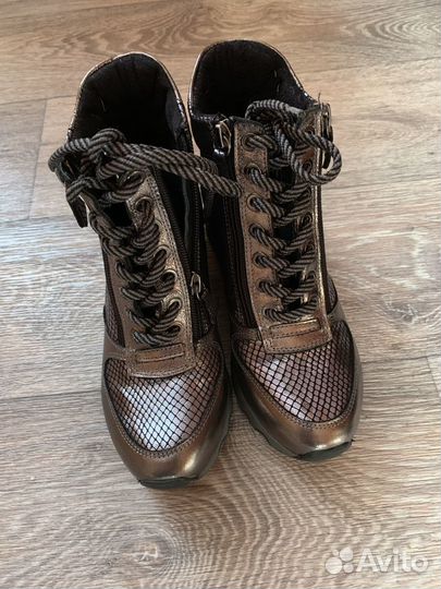 Продаю ботинки