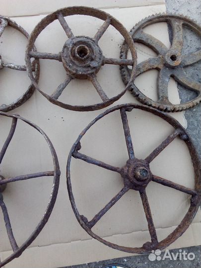 Старинные кованные колеса