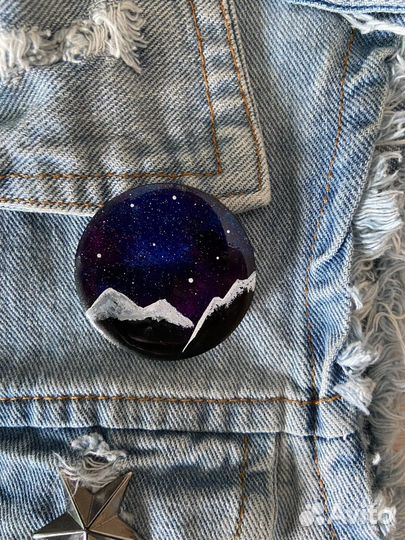 Брошь на холсте