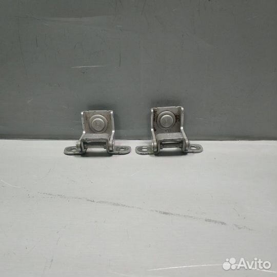 Петля крышки багажника Renault Sandero 2 K7M812