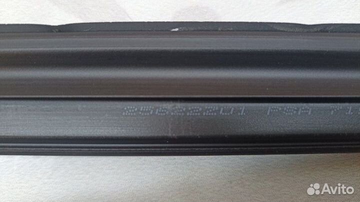 Уплотнитель стекла двери задний правый Peugeot 308