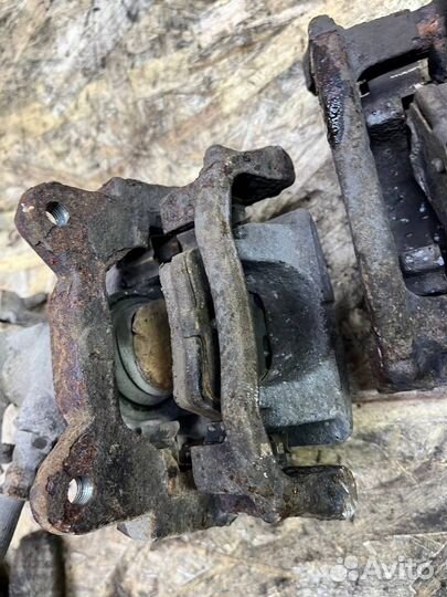 Суппорт задний левый правый Geely ec7 Emgrand