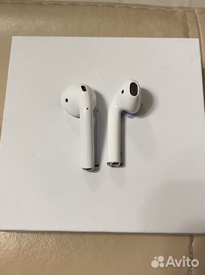 Наушники AirPods (2-го поколения)