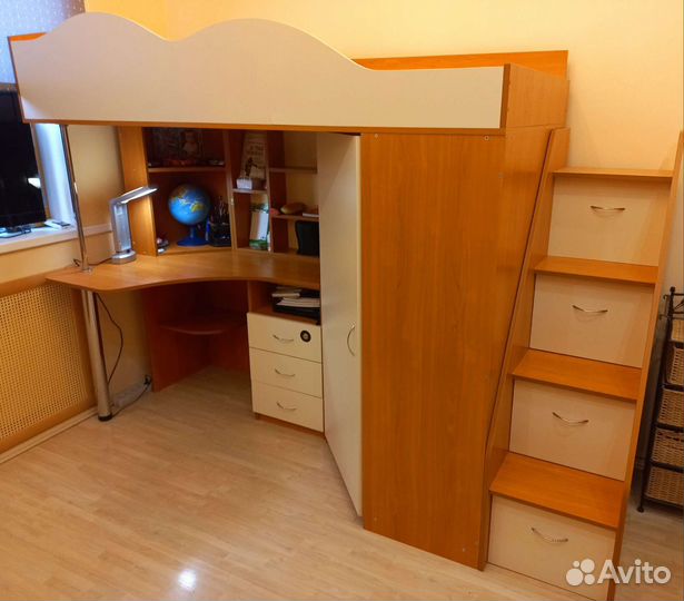 Детская кровать чердак со столом и шкафом