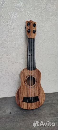 Интерьерная гитара укулеле