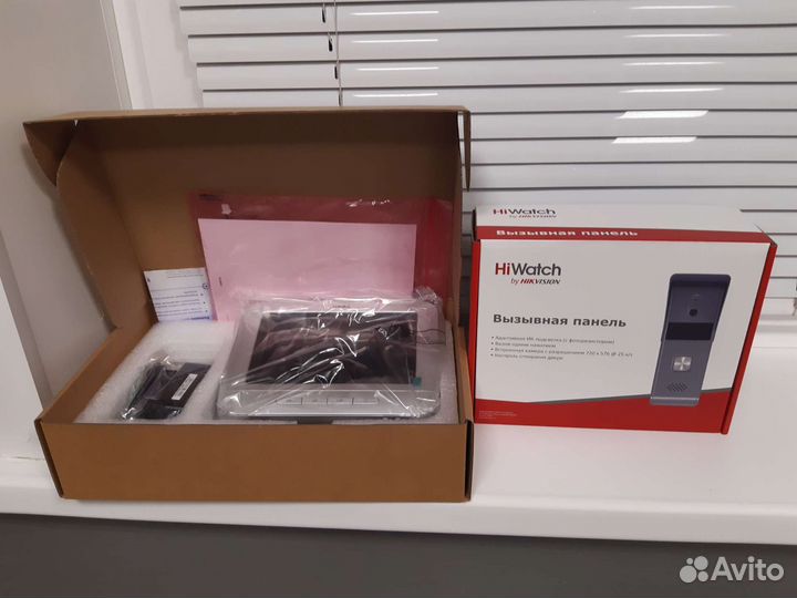 Видеодомофон и вызывная панель HiWatch