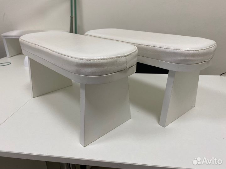 Две маникюрные подставки