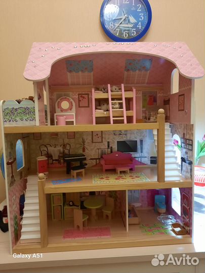 Кукольный домик с мебелью