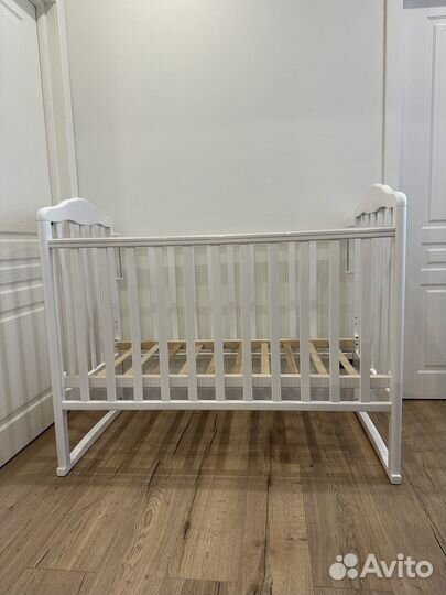 Кроватка детская с маятником