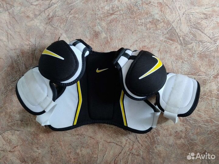 Хоккейные шорты и нагрудник