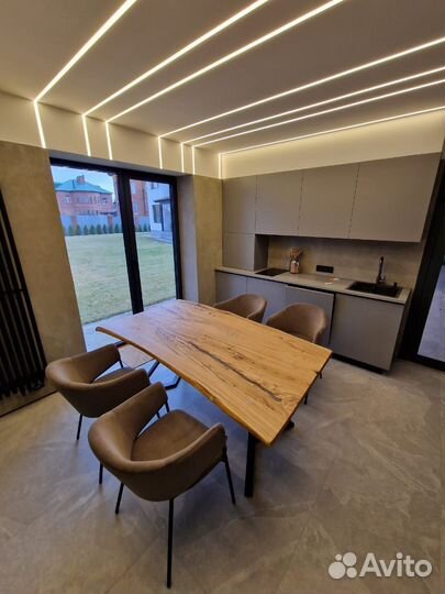 Обеденный стол из дерева