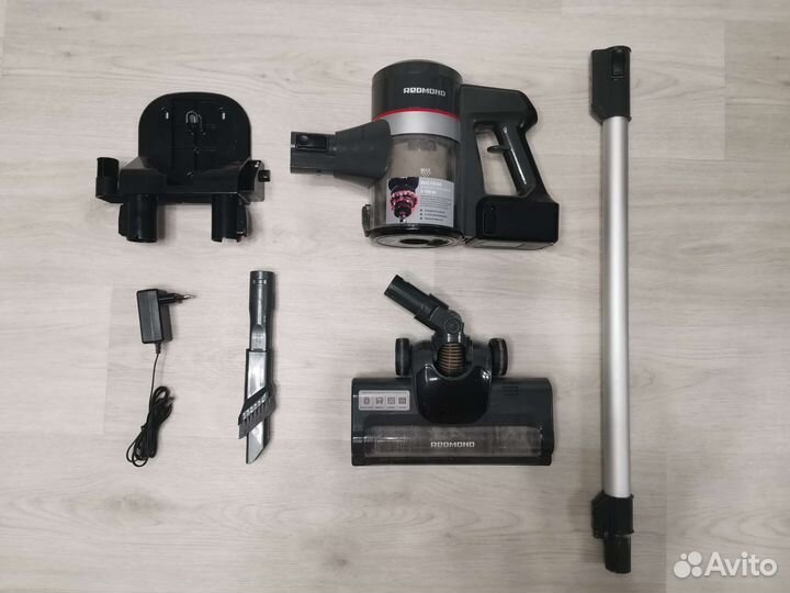 Вертикальный пылесос Redmond RV-UR362