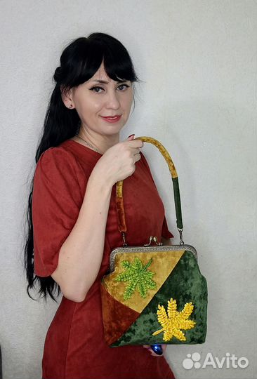 Сумка женская с вышивкой и фермуаром