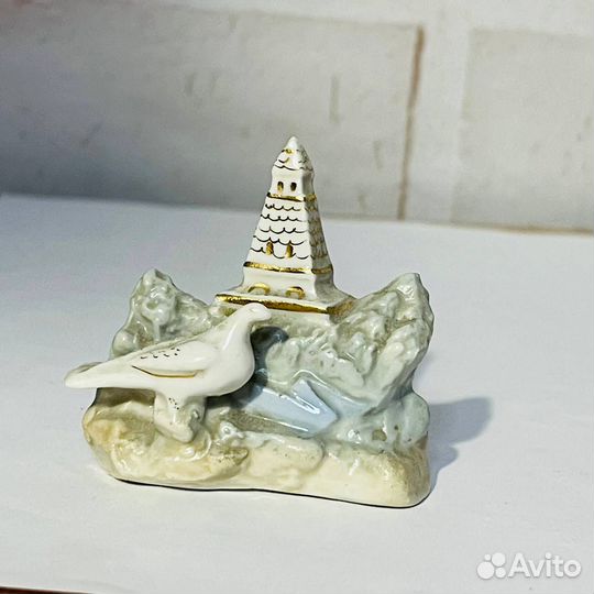 Статуэтка Голубь у обелиска