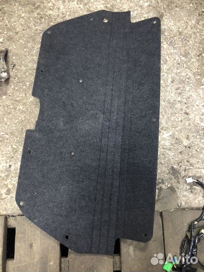 Обшивка крышки багажника Nissan Tiida 1