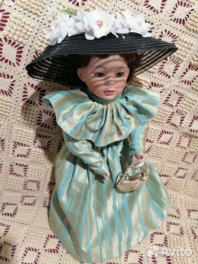 Коллекционная фарфоровая кукла