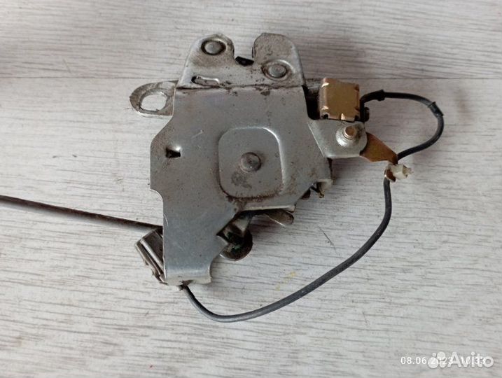 Замок багажника задний Toyota Mark Ii