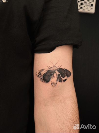 Модель на тату микрореализм