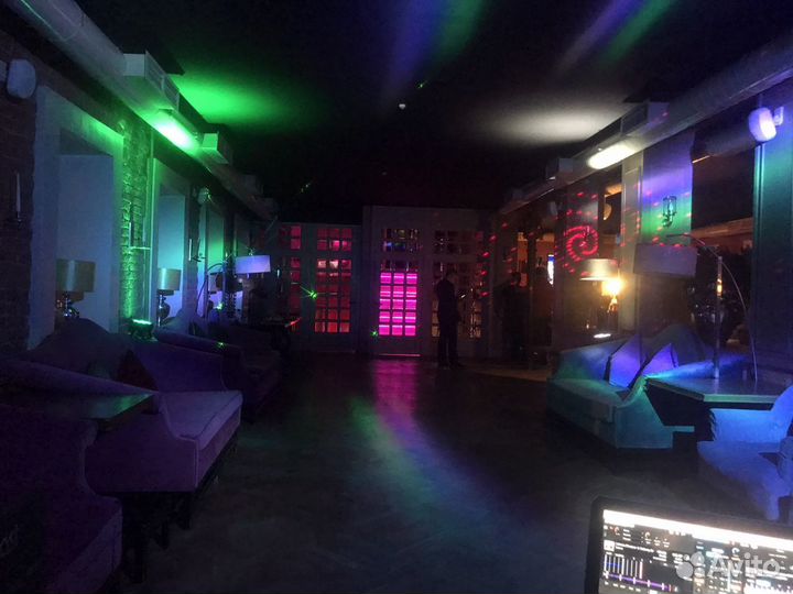 Диджей DJ с оборудованием