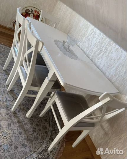 Кухонный стол и стулья