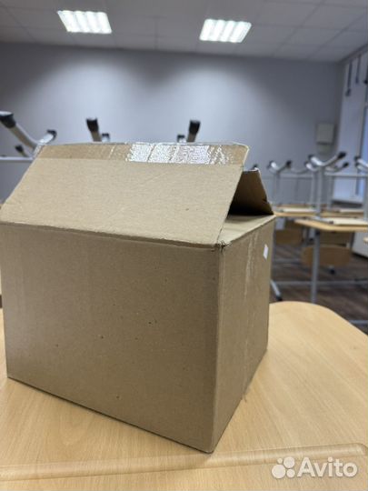 Коробка с новогодними игрушками