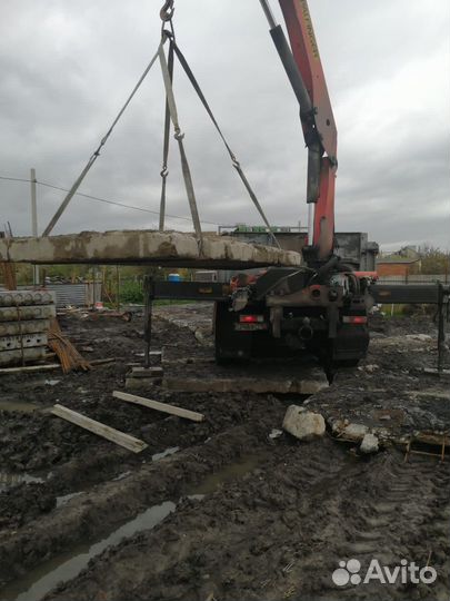 Монтаж дорожных плит манипулятором сзади