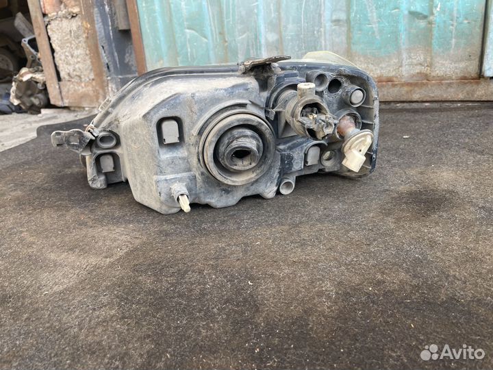 Передняя правая фара на рено логан