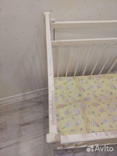 Детская кроватка с маятником