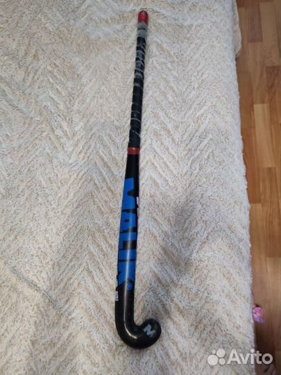 Клюшка хоккейная с мячом на траве