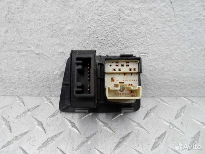 Кнопка салона Pontiac Vibe 1