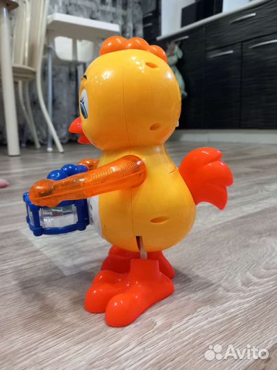 Танцующий поющий цыпленок