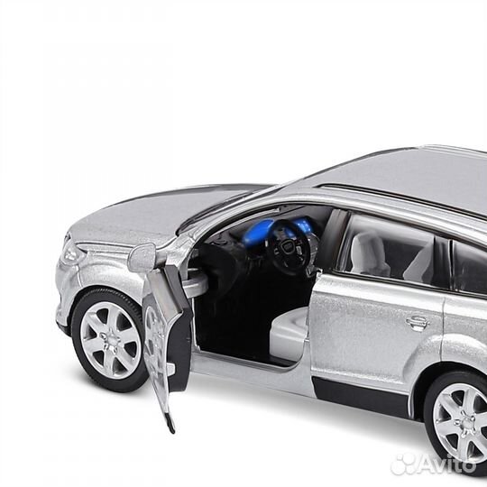 Металлическая машинка Audi Q7 лицензия 1:32