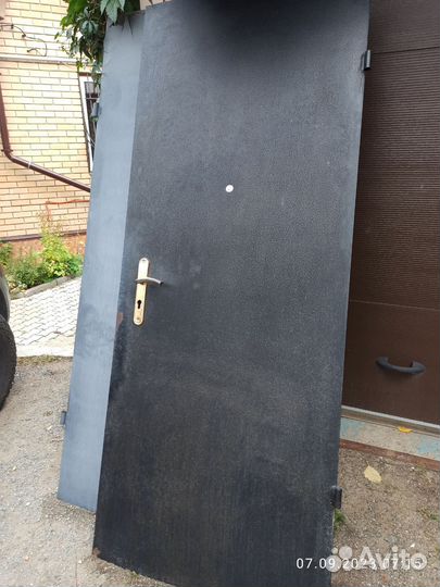 Дверь входная металлическая правая бу