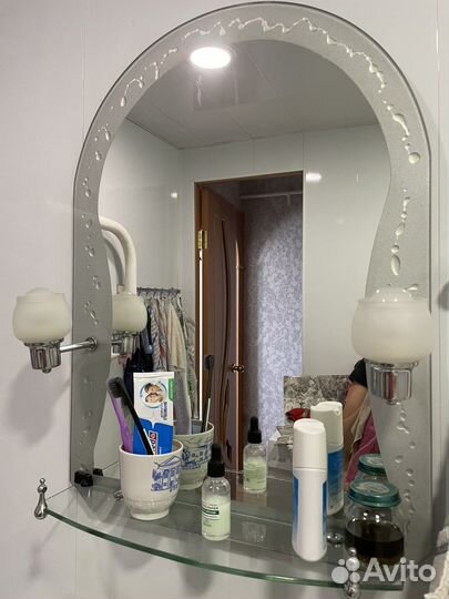 Раковина с тумбой и зеркалом в ванную