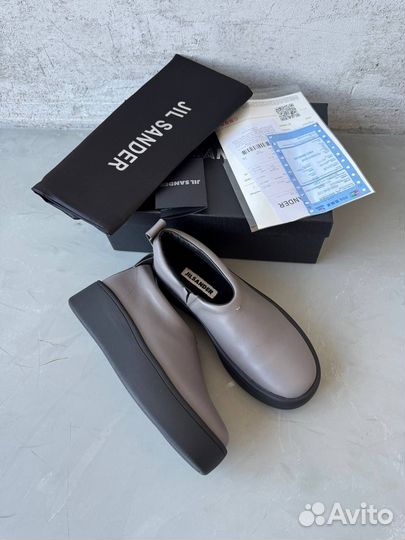 Кроссовки женские