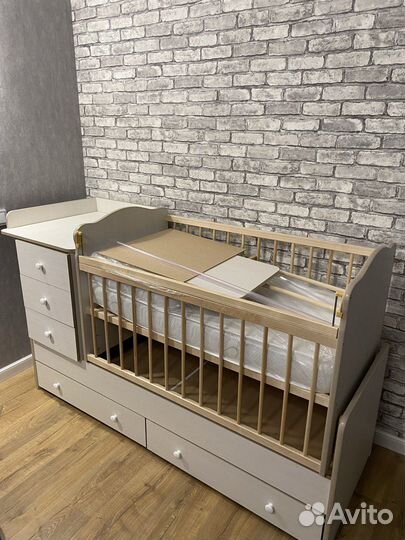 Детская кровать с маятником и комодом