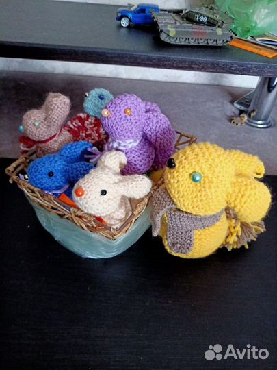 Вязаные кролики игрушки-сувениры