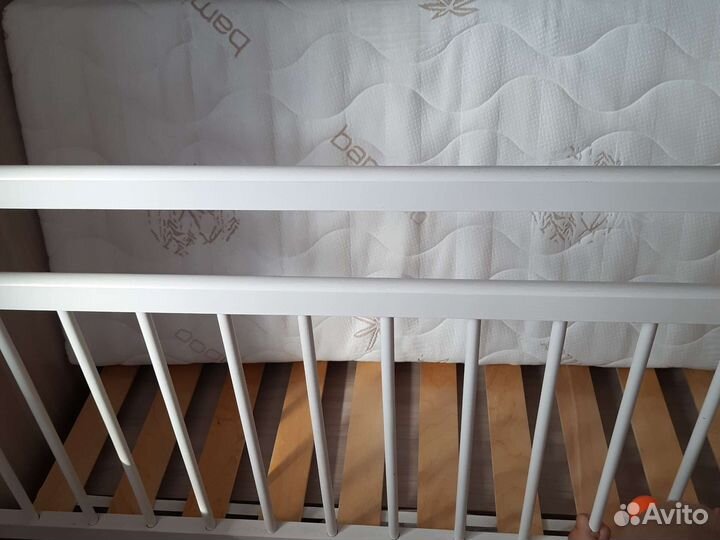 Детская кроватка с маятником и ящиком