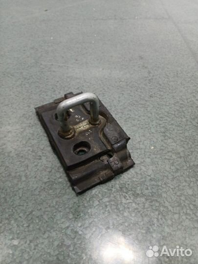 Ответная часть замка багажника Mercedes-Benz