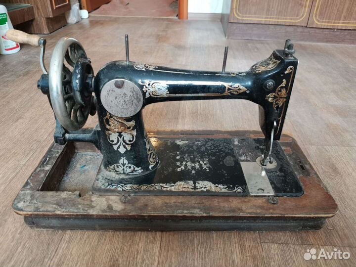 Старинная швейная машинка
