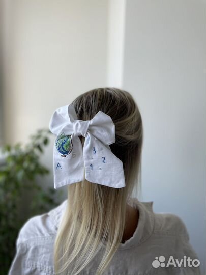Бант для волос с вышивкой
