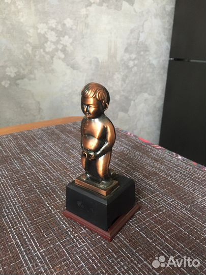 Зажигалка писущий мальчик