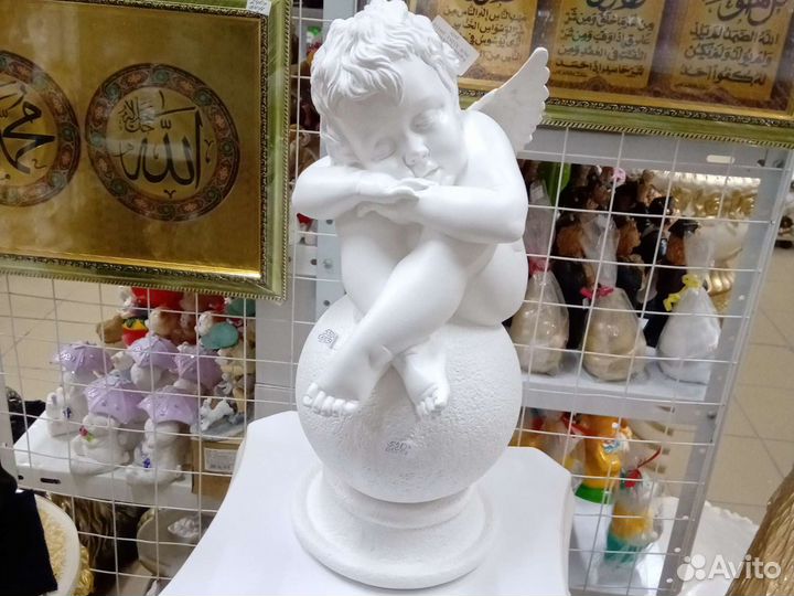 Ангел на шаре